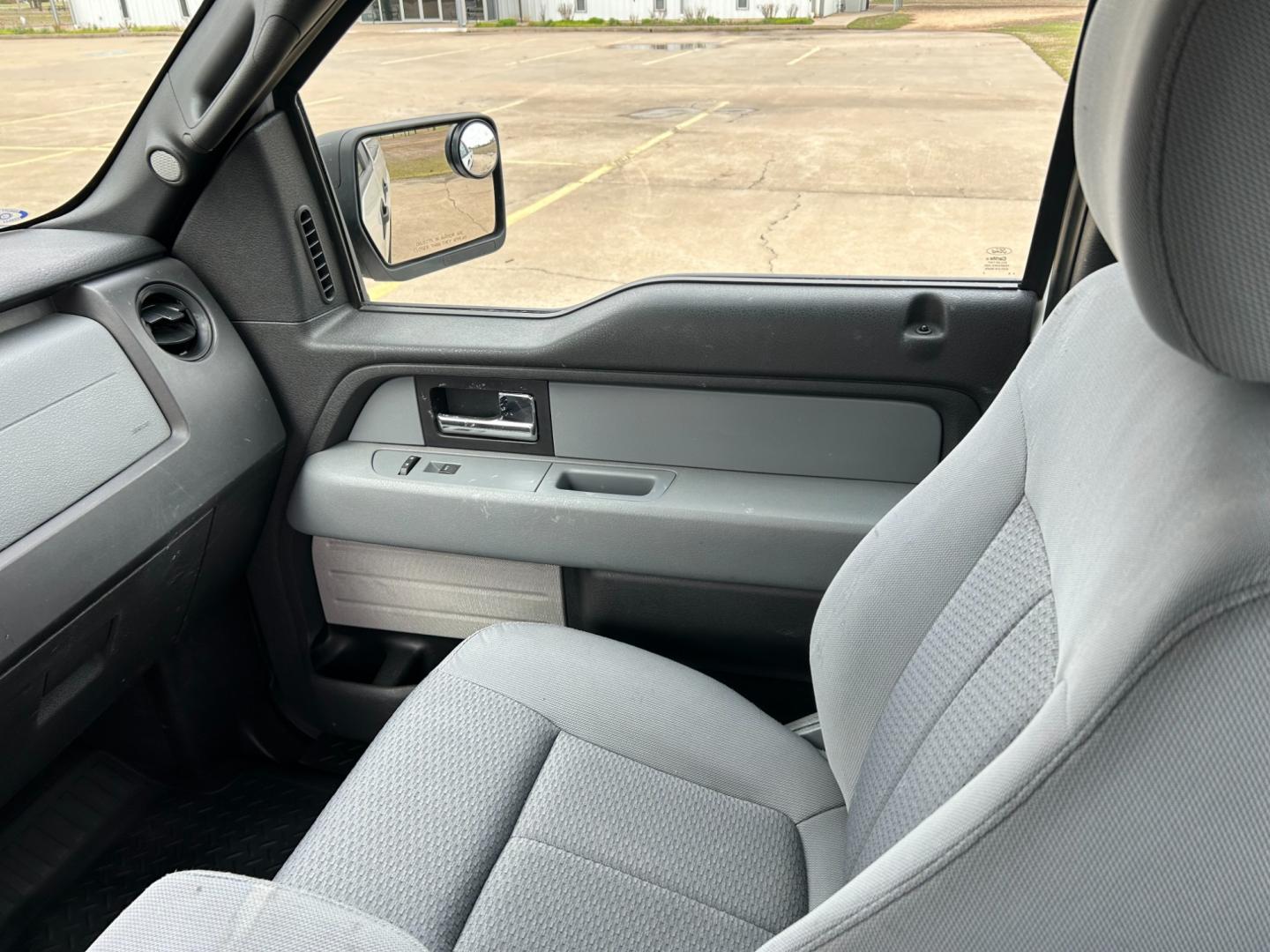 2014 White /Gray Ford F-150 STX 6.5-ft. Bed 2WD (1FTMF1CM7EK) with an 3.7L V6 DOHC 24V engine, 6-Speed Automatic transmission, located at 17760 Hwy 62, Morris, OK, 74445, (918) 733-4887, 35.609104, -95.877060 - Photo#8